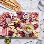 Op het midden van de tafel staat een grote schaal van natuursteen. Je kan deze schotel zien als een grote tapasschotel, maar dan boordevol Belgisch lekkers. Denk maar aan charcutterie, kazen, mosterd en toast. 