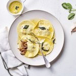 Een heerlijk feestelijk bordje met homemade ravioli. Deze ravioli is gevuld met konijn en afgewerkt met een saliebotersausje en sinaasappel. 