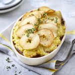 Op tafel staat een ovale witte ovenschotel gevuld met onderaan het stoofpotje, hierop de aardappelpuree en tenslotte de appelschijfjes. Dit geeft een mooi beeld, niet alleen om naar te kijken ook om meteen te beginnen eten. Het gerechtje werd afgewerkt met verse takjes tijm. 