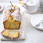 Een traditionele cake staat op de tafel, en toch is hij specialer dan een andere cake. We maakten een perencake met volledige peertjes erin. Inderdaad, volledige peren, met steeltje en al piepen uit de cake omdat ze rechtop in het beslag werden gezet.