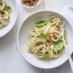 In een bord zit de spaghetti met een pesto gemaakt van aubergine en ricotta. We werken het gerechtje af met nog wat mooie blaadjes basilicum en krokantje broodkruimels.