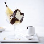 Wat dit een leuk dessert maakt, is het feit dat we deze klassieker in een mooi wijnglas serveren. Hierdoor is het feestgehalte direct hoog. Er staat nog wat chocoladesaus langs, voor de extra lovers. 