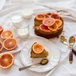 Cake met oranjebloesem en gekaramelliseerde bloedappelsien