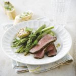 Filet de boeuf avec croûte de poivre, asperges et pain à l'ail