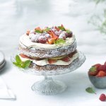 Verjaardagstaart van biscuit met aardbeien, framboos en appel 