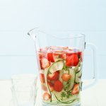 Water met aardbeien, komkommer en tijm