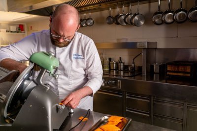 chef Vilhjalmur in de keuken