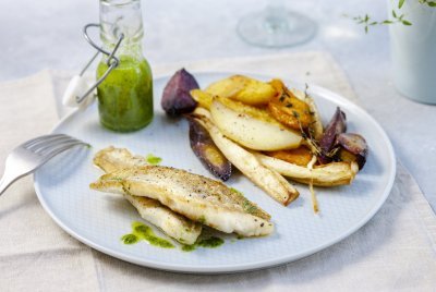 Krokant gebakken filets van steenbolk. Hij ligt gepresenteerd met vergeten groenten die gegrild werden in de oven. Er staat ook een flesje frisgroene salsa bij om dit gerecht extra pit en kruiding mee te geven. 