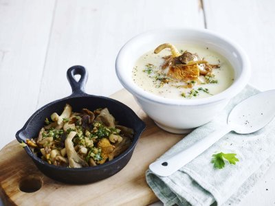 Aardappelsoep met gebakken boschampignons