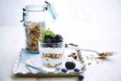 Granola met yoghurt en fruit