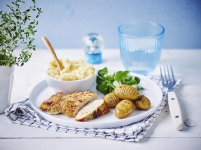 Hasselback potatoes met kip, appelmoes en pastinaak