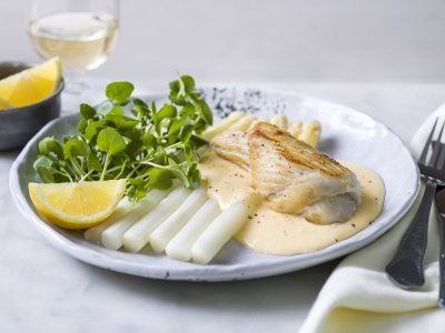 Roggefilet met witte asperges, mousselinesaus en waterkers