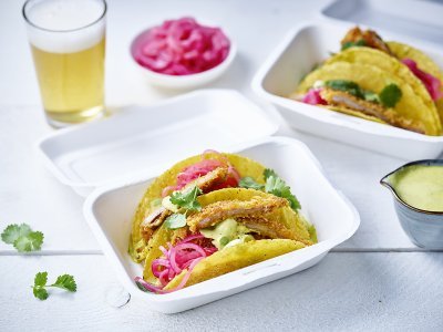 Taco met schnitzel, pittige mayonaise en rode ui