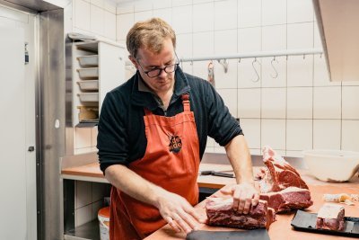 slager versnijdt vlees