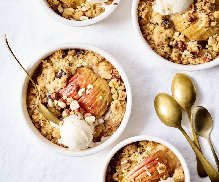 Van deze appelcrumble begin je spontaan te glimlachen van blijdschap. We dienen hem op in verschillende potjes met gouden lepeltjes en een bolletje vanilleijs recht van bij de boer. 