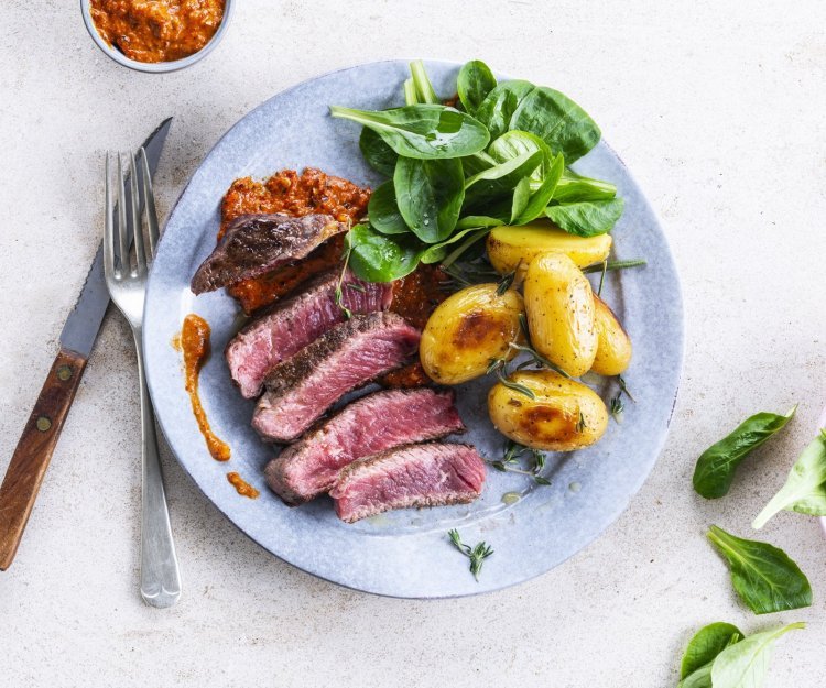 Gegrilde steak met romescosaus en gepofte krieltjes 