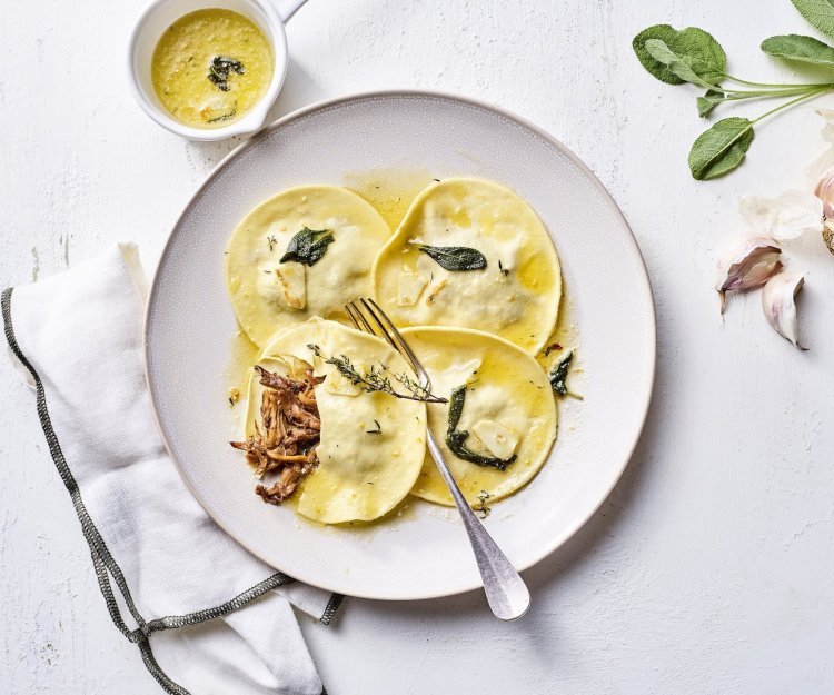 Een heerlijk feestelijk bordje met homemade ravioli. Deze ravioli is gevuld met konijn en afgewerkt met een saliebotersausje en sinaasappel. 