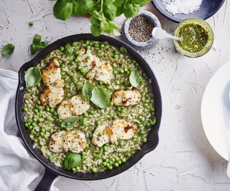 Zoals het hoort te zijn, met de pot op tafel waaruit iedereen kan scheppen. De risotto heeft een mooie groene kleur, waardoor de vis ligt te blinken op de risotto. Ik zou meteen willen beginnen aan dit gerechtje. 