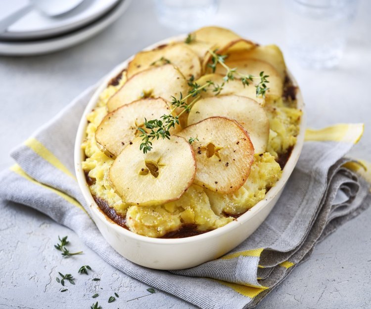 Op tafel staat een ovale witte ovenschotel gevuld met onderaan het stoofpotje, hierop de aardappelpuree en tenslotte de appelschijfjes. Dit geeft een mooi beeld, niet alleen om naar te kijken ook om meteen te beginnen eten. Het gerechtje werd afgewerkt met verse takjes tijm. 