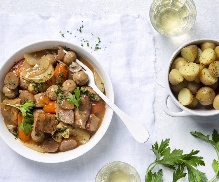 Kalfsfricassee op grootmoederswijze, met versgemaakte gehaktballetjes, champignons en krieltjes. Ze staan klaar op tafel om meteen op te scheppen en te genieten van dit stoofpotje. 