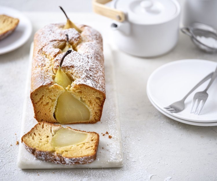 Een traditionele cake staat op de tafel, en toch is hij specialer dan een andere cake. We maakten een perencake met volledige peertjes erin. Inderdaad, volledige peren, met steeltje en al piepen uit de cake omdat ze rechtop in het beslag werden gezet.