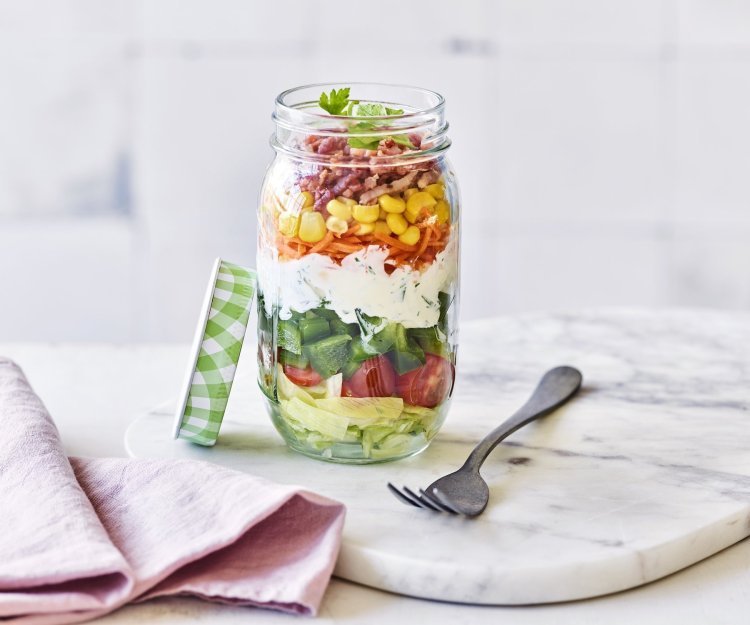 Wat is er nu duurzamer dan je lunch mee te nemen in een glazen bokaal? En dat niet alleen, het is nog eens super mooi. De salade ligt in laagje in je pot, perfect en gezond. 