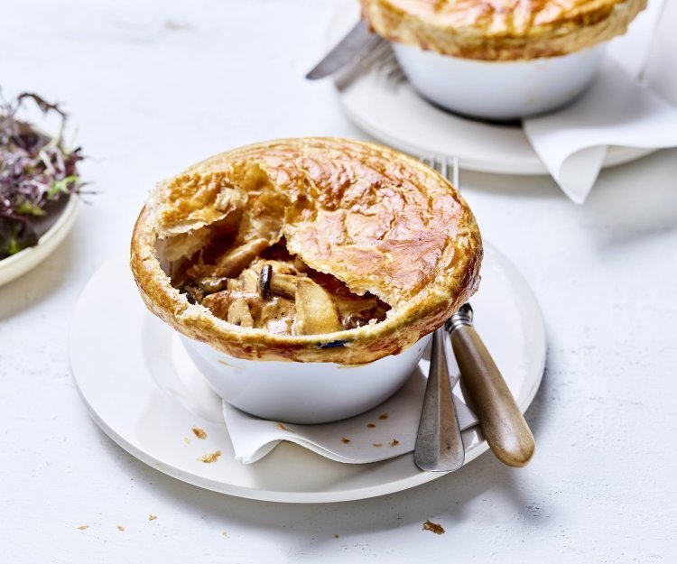 De stoofpot van konijn is gemaakt per portie in een kleine keramieke pot. Hierover is een bladerdeeg gelegd die nu heerlijk krokant is geworden, na het bakken in de oven. Tijd voor een echte herfstgerecht.