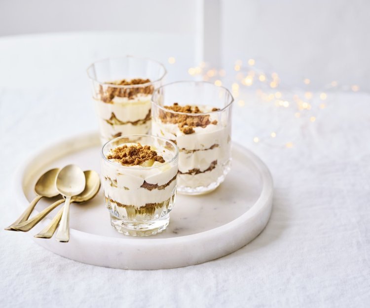 Trifle gepresenteerd in kleine drinkglazen, instant feestlook! Deze trifle is er eentje met Belgische speculaas, Belgische peer en Belgische schuimwijn. Amai, een dessertje boordevol topproducten van eigen bodem.