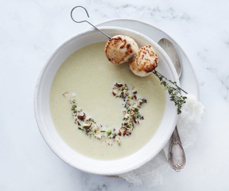 Witloofsoep met gebakken Sint-jakobsnoten en hazelnootcrumble