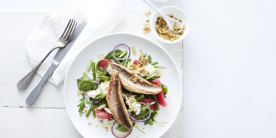 Een rijke salade met gegrilde vis en pompelmoes, heerlijk! De kruidencrumble zorgt voor extra bite en smaak.