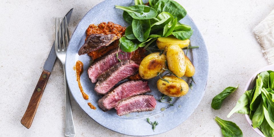 Gegrilde steak met romescosaus en gepofte krieltjes 