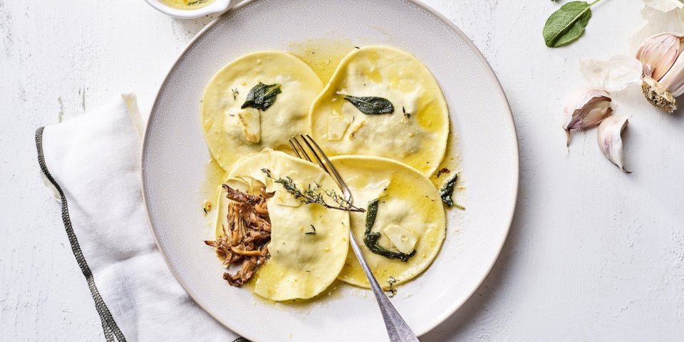 Een heerlijk feestelijk bordje met homemade ravioli. Deze ravioli is gevuld met konijn en afgewerkt met een saliebotersausje en sinaasappel. 