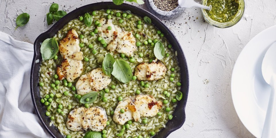 Zoals het hoort te zijn, met de pot op tafel waaruit iedereen kan scheppen. De risotto heeft een mooie groene kleur, waardoor de vis ligt te blinken op de risotto. Ik zou meteen willen beginnen aan dit gerechtje. 