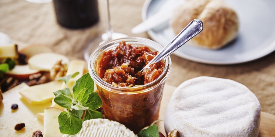 Roodkleurige chutney van appel en ui staat te pronken tussen enkele kazen van bij ons op de kaasplank. Klaar om te genieten met smaak en vrienden.