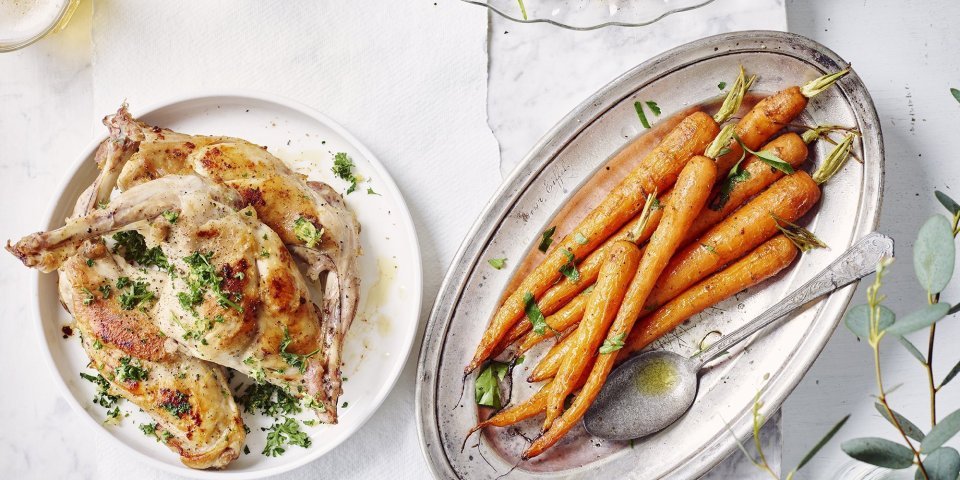 Hedendaags recept met konijn? Check. De bouten worden gepresenteerd met gegrilde wortellen uit de oven en een parelcouscoussalade die rijk is aangevuld met groenten. 