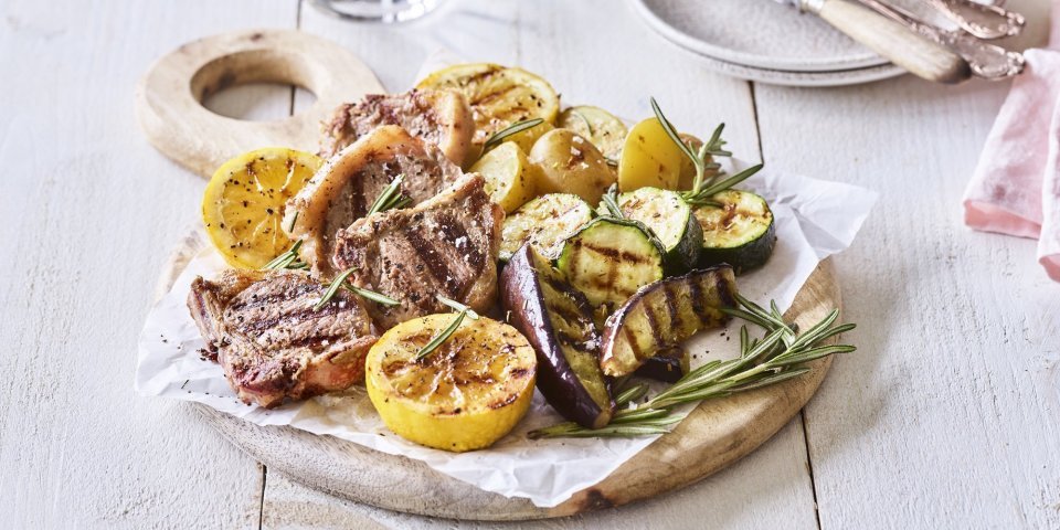 Het gerechtje is gepresenteerd op een plankje, share food op zijn best. Rondom het gerecht staan bordjes klaar met bestek. Een maaltijd die je naar Griekse sferen brengt boordevol Belgische kwaliteitsproducten. Yummy. 