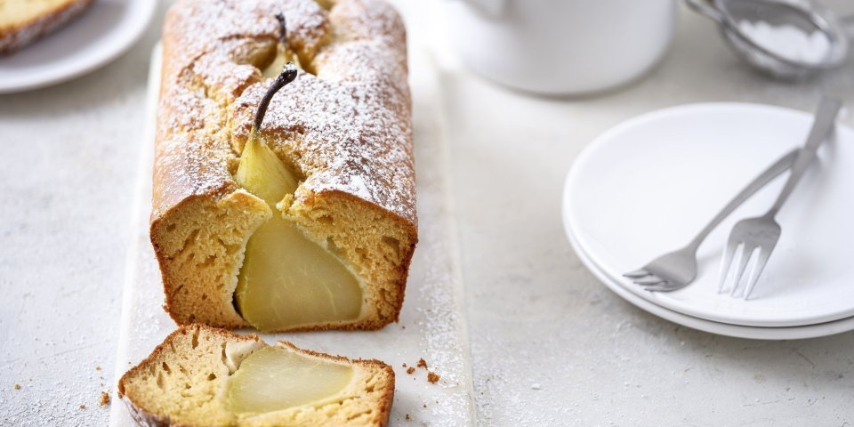 Een traditionele cake staat op de tafel, en toch is hij specialer dan een andere cake. We maakten een perencake met volledige peertjes erin. Inderdaad, volledige peren, met steeltje en al piepen uit de cake omdat ze rechtop in het beslag werden gezet.