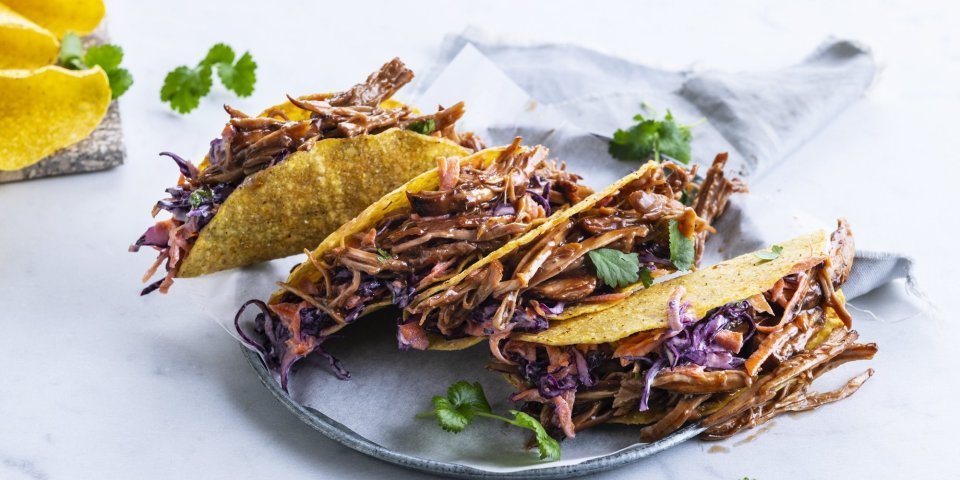 Vier taco's liggen klaar om te peuzelen. Wij serveren ze met een rode koolsalade, yummy. 