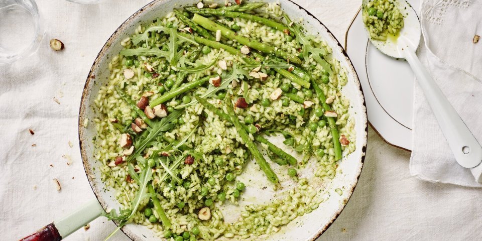 De pan op tafel en scheppen maar. De risotto heeft een mooie groene kleur door de huisgemaakte pesto. We serveren hem met een portie extra groene groentjes zoals erwtjes, groene apserges en rucola.