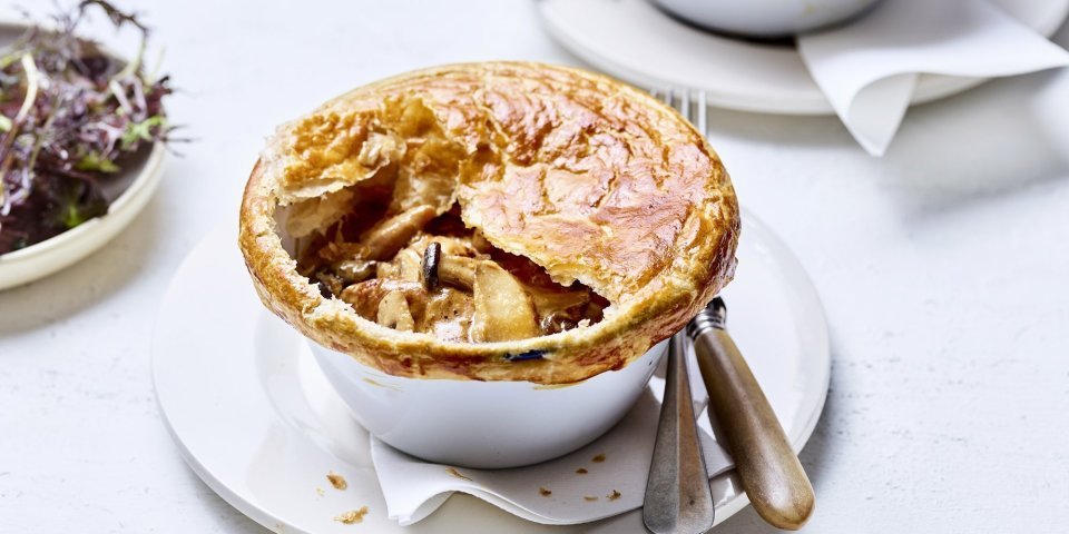 De stoofpot van konijn is gemaakt per portie in een kleine keramieke pot. Hierover is een bladerdeeg gelegd die nu heerlijk krokant is geworden, na het bakken in de oven. Tijd voor een echte herfstgerecht.