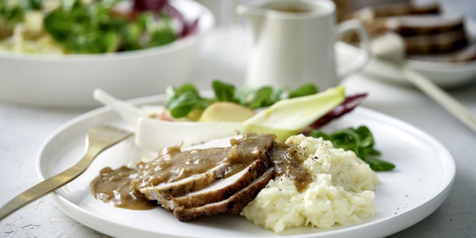 Een feestelijke hoofdmaaltijd die je terugbrengt naar grootmoeders keuken. Varkensrollade met een biersausje, smeuïge puree en met een salade van witloof en appel. Smakelijke feesten! 