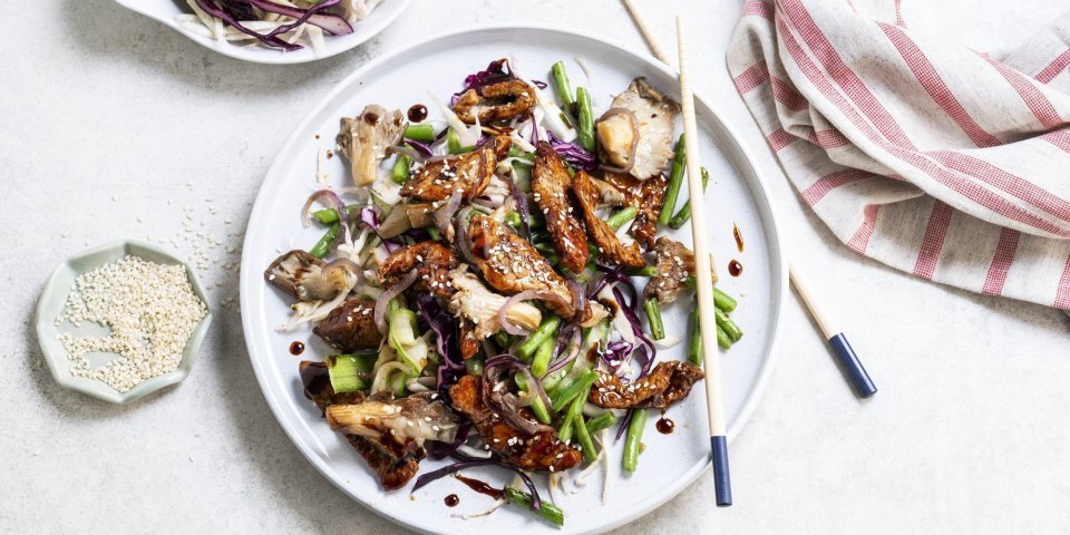 Op tafel staat een groot wit bord met hierop het gerechtje uitgeschept. Het vlees kreeg een mooi sticky kleurtje door de marinade. De boost aan groentjes is aanwezig in dit gerechtje. 