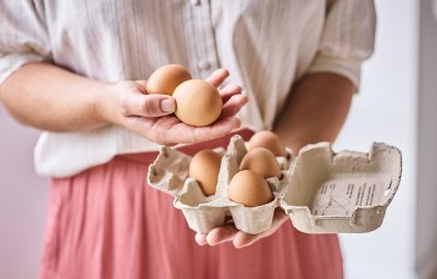 Vrouw houdt een doosje eieren vast
