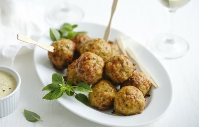 Op een wit bordje liggen meerdere gehaktballetjes, sommigen met een prikkertje zodat je meteen van deze knapperds kunt proeven.