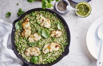 Zoals het hoort te zijn, met de pot op tafel waaruit iedereen kan scheppen. De risotto heeft een mooie groene kleur, waardoor de vis ligt te blinken op de risotto. Ik zou meteen willen beginnen aan dit gerechtje. 