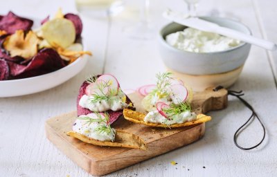 Een hapje van chips? Yes, please. Wij maakten een heerlijke topping op een chipke, eentje van roomkaas afgewerkt met schijfjes radijs en dille. 