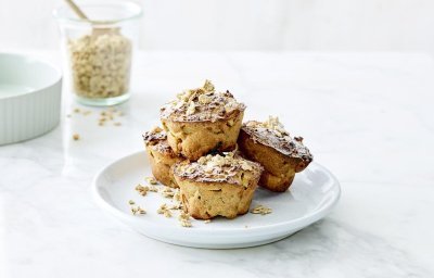 Op het aanrecht staat een bordje met hierop 4 muffins. Ze zijn gemaakt van yoghurt met havermout en stukjes appel. Een perfect gezond tussendoortje.