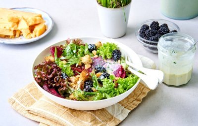 Een heerlijke rijkgevulde salade staat te wachten op jou. Het bord is gevuld met sla, braambessen, rode biet en Flandrienkaas. De dressing op basis van karnemelk staat er langs. 