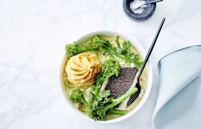 Rond ovenschoteltje met gebakken prei, broccolini, witte wijnsaus met room, pommes duchesses en gebakken griet.