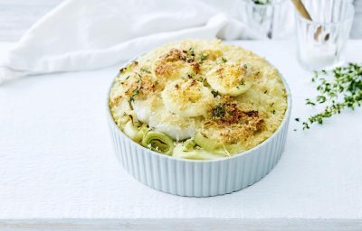 Op het aanrecht staat een witte ronde ovenschotel met hierin alleen maar lekkers van eigen bodem. Denk maar aan puree met prei, witte vis, kaassaus en gekookte eieren. Een schotel zoals bij de bomma die iedereen lust. Oh, met kaaskorstje.